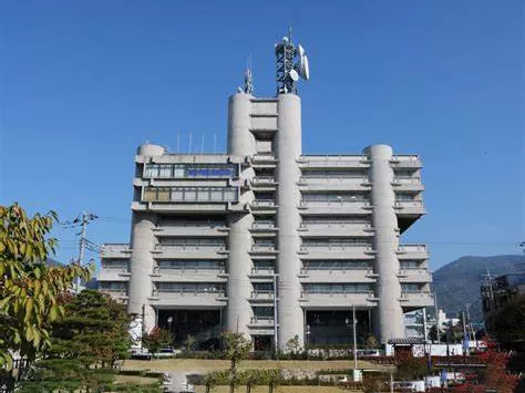 Edificio de radiodifusión con estructura de acero