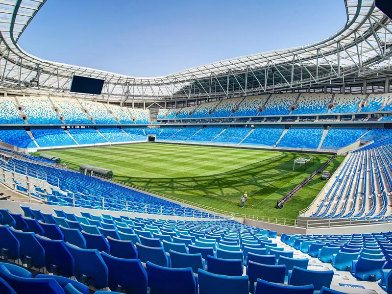 Estadio de fútbol con estructura de acero