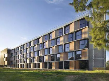 Dormitorio de estudiantes con estructura de acero