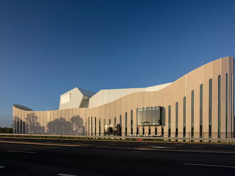 Edificio de teatro con estructura de acero