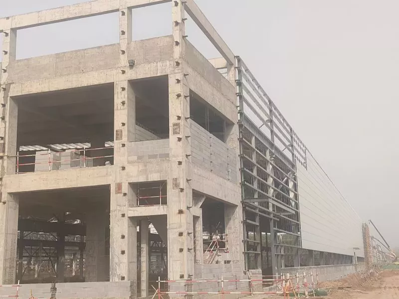 Construcción de almacén con estructura de acero